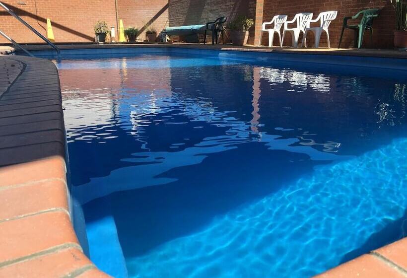 فندق على الطريق The Phoenix Artesian Spa Resort And Accommodation