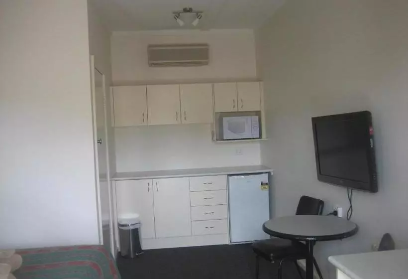 Golden Hills Motel
