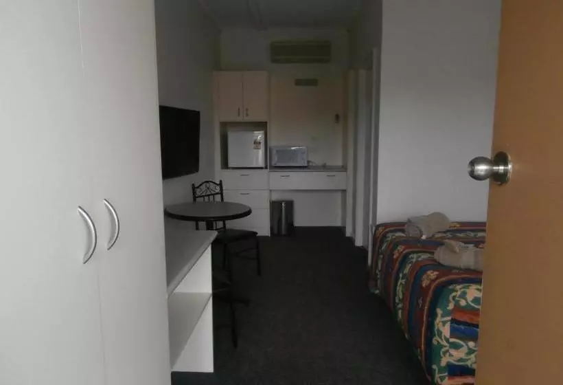 Golden Hills Motel