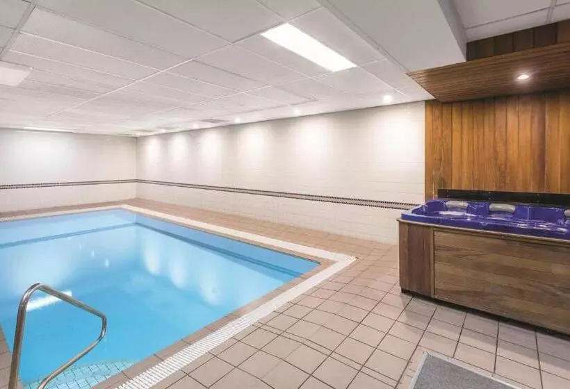 ホテル Adina Serviced Apartments Canberra Kingston