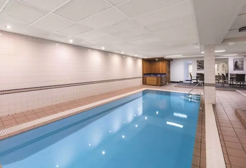 ホテル Adina Serviced Apartments Canberra Kingston