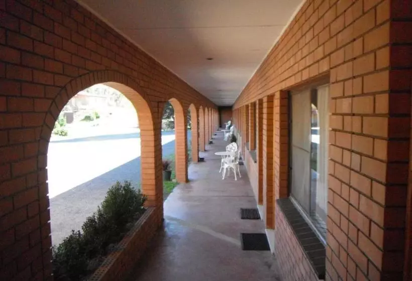 Отель Cooma Country Club Motor Inn