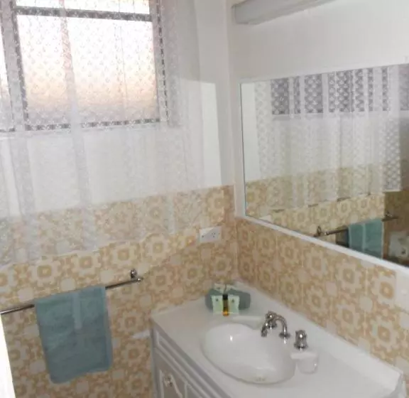 Отель Cooma Country Club Motor Inn