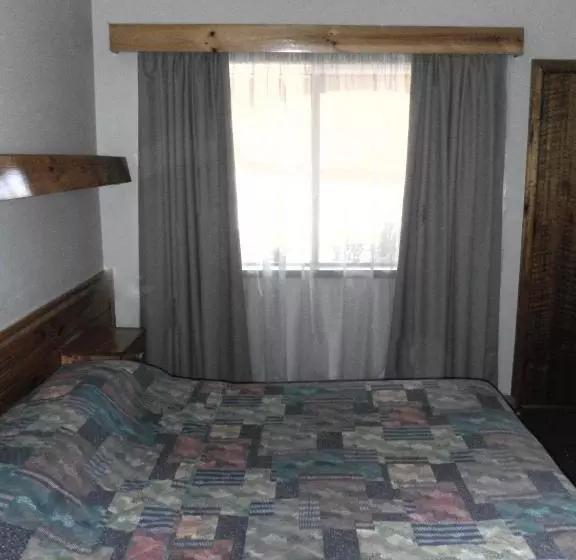 Отель Cooma Country Club Motor Inn