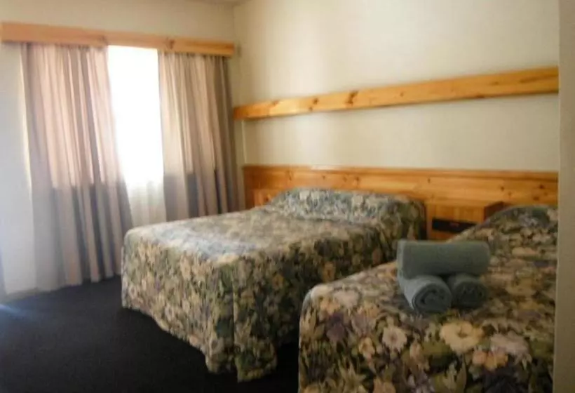 Отель Cooma Country Club Motor Inn