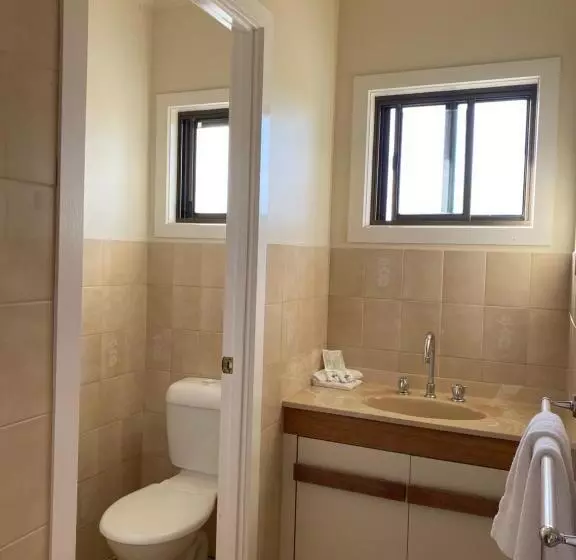 Lakeside Motel Waterfront