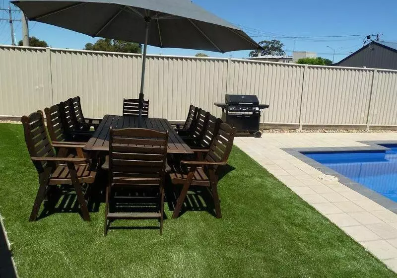 Отель Ploughmans Motor Inn