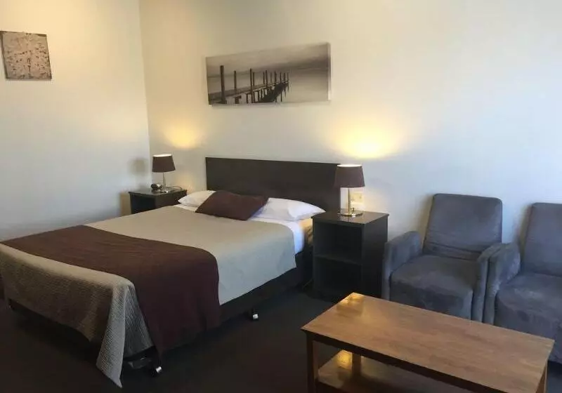 Отель Ploughmans Motor Inn