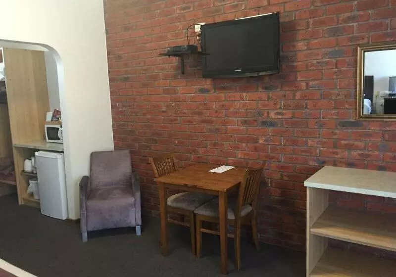 Отель Ploughmans Motor Inn