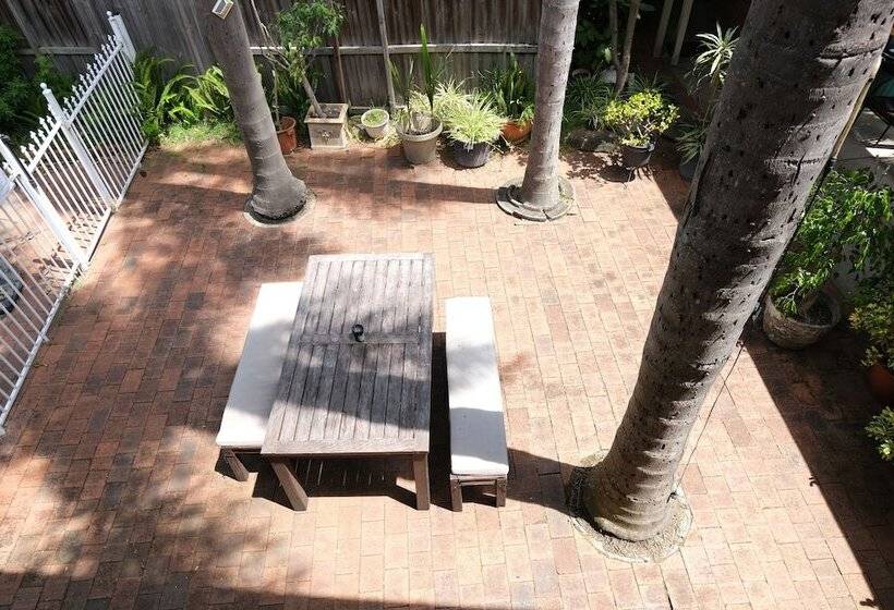 Sapphire Palms Motel