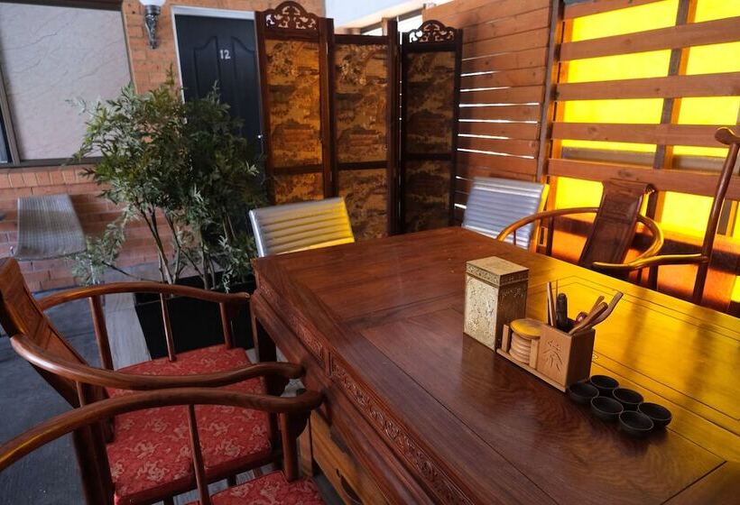 Sapphire Palms Motel