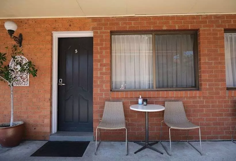 Sapphire Palms Motel