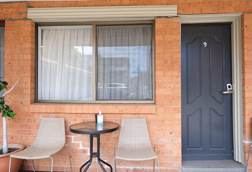 Sapphire Palms Motel