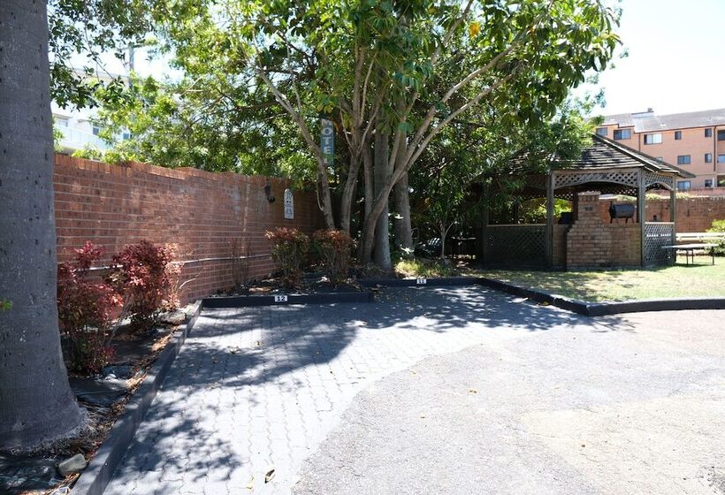 Sapphire Palms Motel