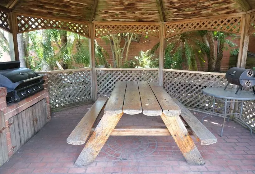 Sapphire Palms Motel