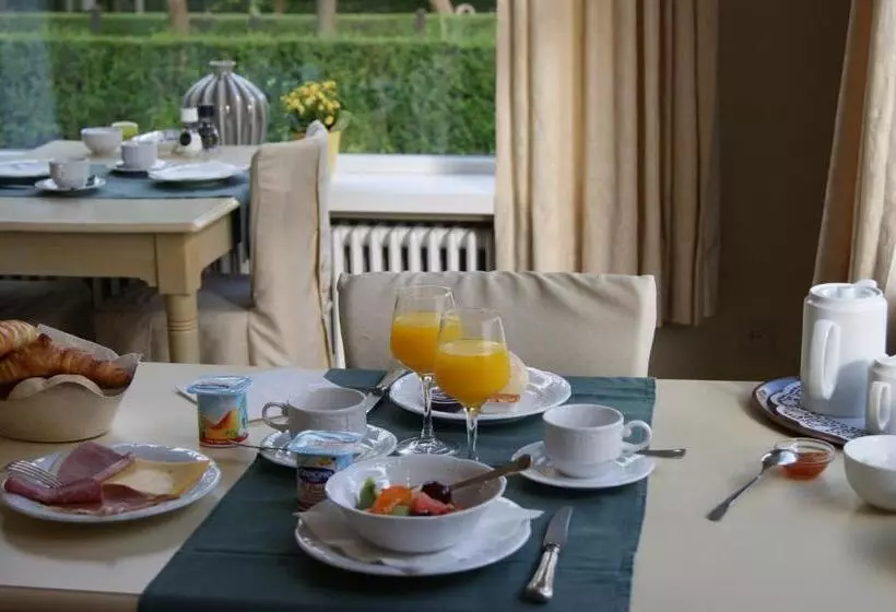 Отель Les Arcades