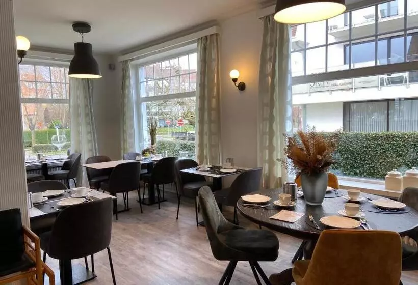 Отель Les Arcades