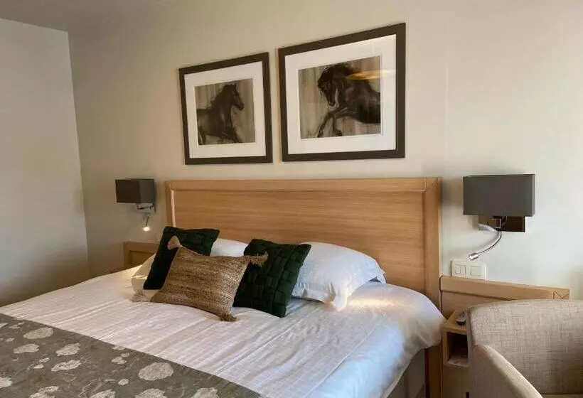 Отель Les Arcades