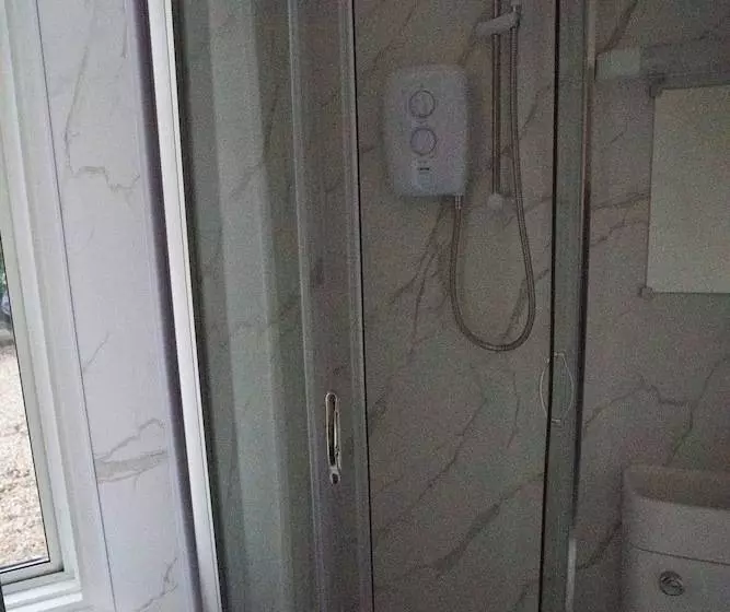 Отель Gatwick Birchwood Lodge