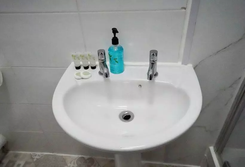 Отель Gatwick Birchwood Lodge