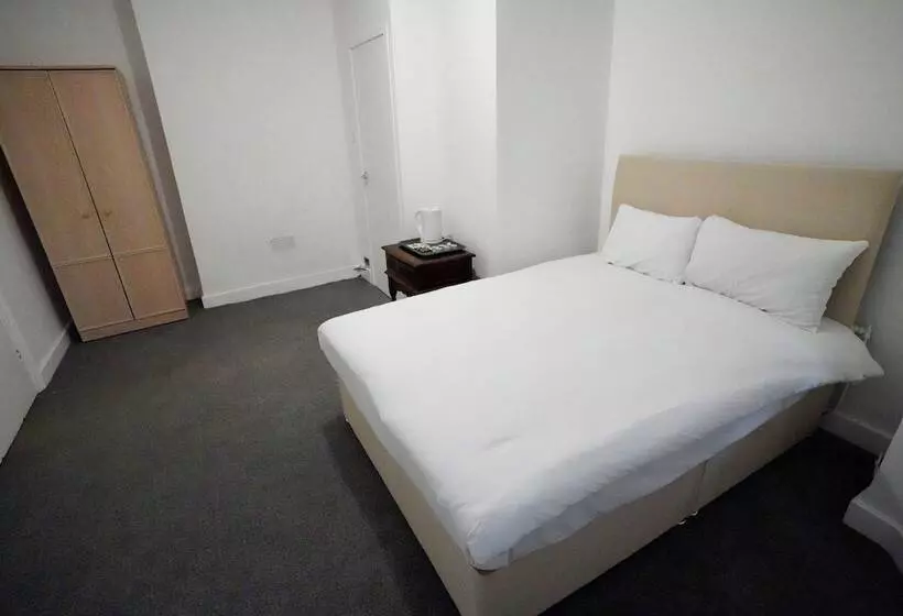 Отель Gatwick Birchwood Lodge