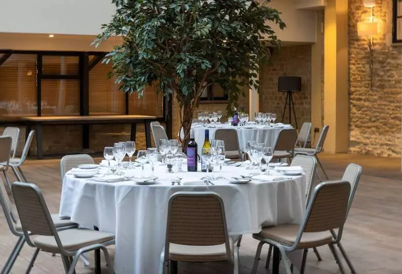 בית מלון כפרי Voco Oxford Thames, An Ihg