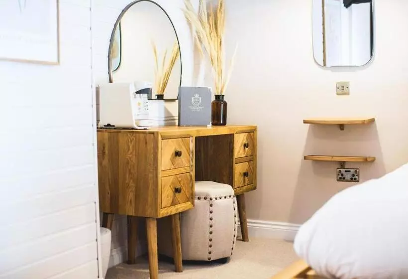 Отель The Wild Hare