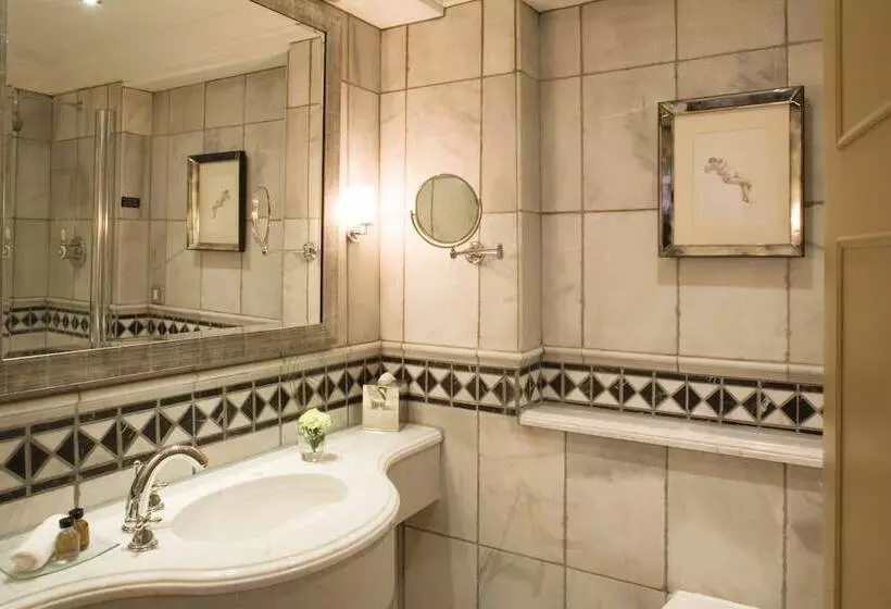 Wood Hall Hotel & Spa