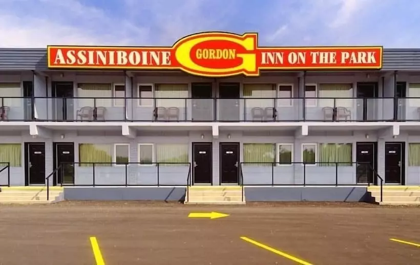 هتل Assiniboine Gordon Inn On The Park