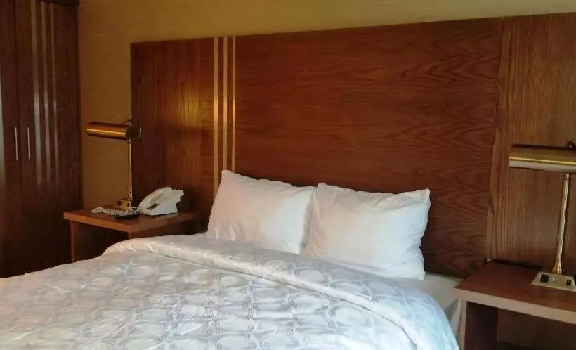 Отель Baymont By Wyndham Montreal Airport