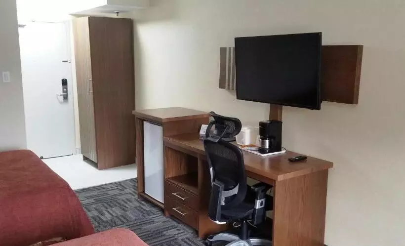 Отель Baymont By Wyndham Montreal Airport