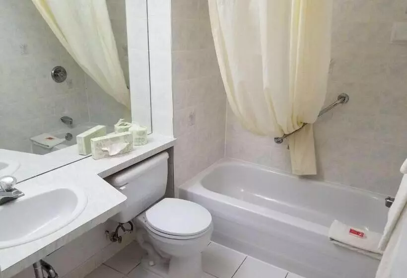 Отель Baymont By Wyndham Montreal Airport