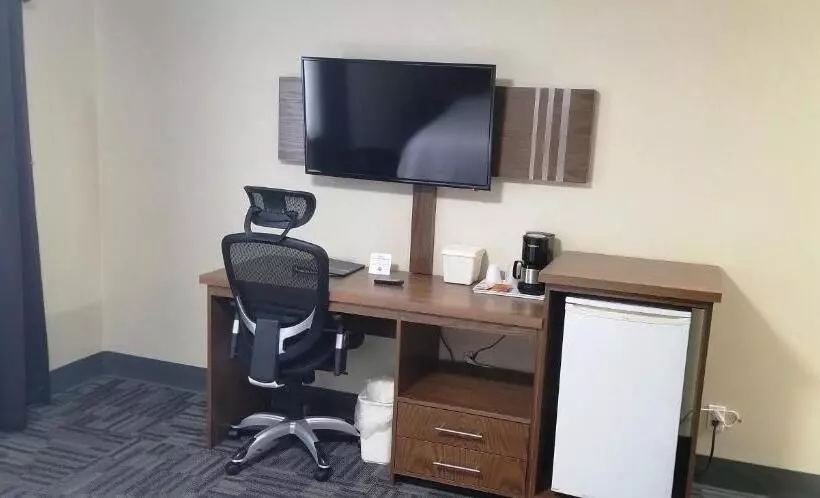 Отель Baymont By Wyndham Montreal Airport