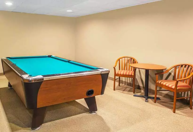 ホテル Super 8 By Wyndham Campbellton Nb