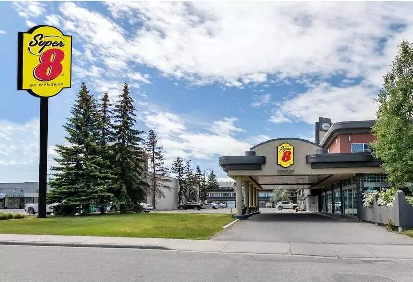 בית מלון כפרי Super 8 By Wyndham Macleod Trail Calgary
