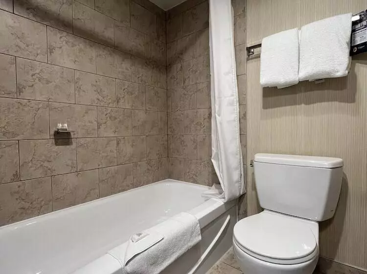 בית מלון כפרי Super 8 By Wyndham Macleod Trail Calgary