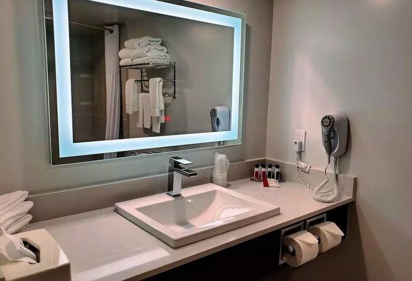 בית מלון כפרי Super 8 By Wyndham Macleod Trail Calgary