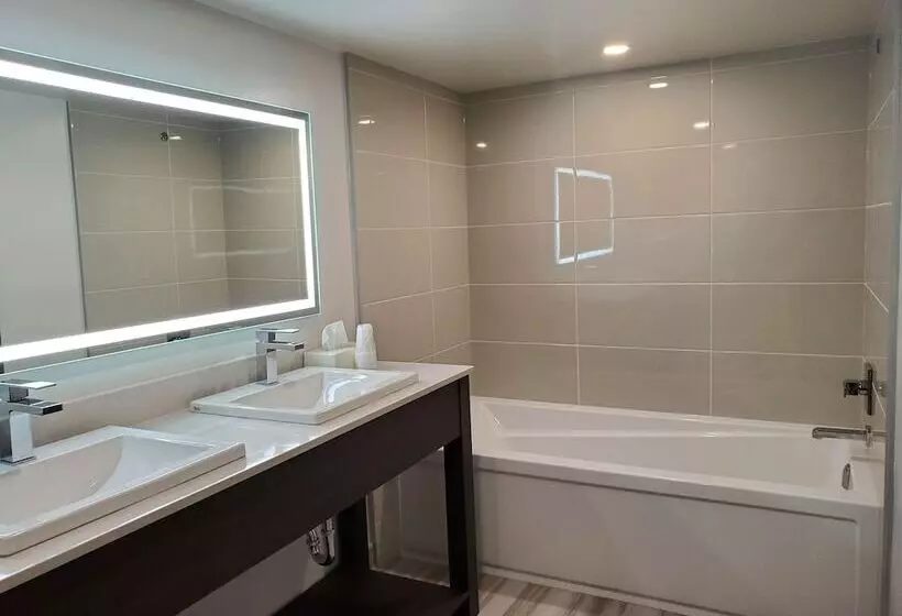 בית מלון כפרי Super 8 By Wyndham Macleod Trail Calgary