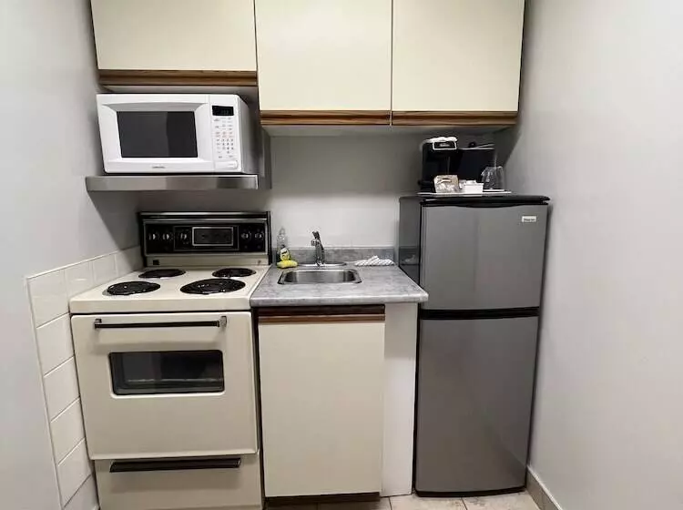 בית מלון כפרי Super 8 By Wyndham Macleod Trail Calgary