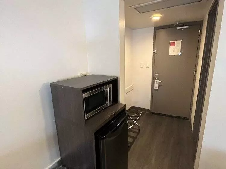 בית מלון כפרי Super 8 By Wyndham Macleod Trail Calgary