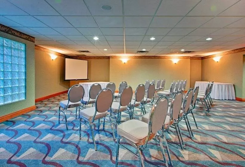 בית מלון כפרי Doubletree By Hilton Kelowna