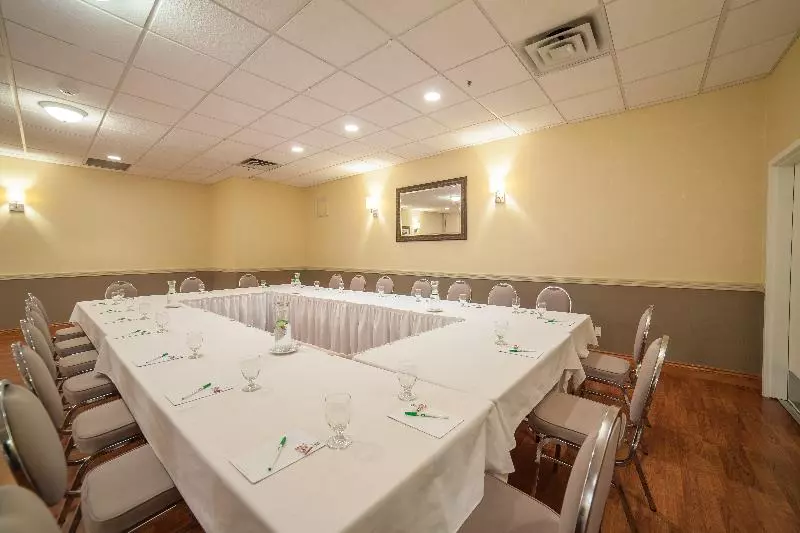 בית מלון כפרי Doubletree By Hilton Kelowna