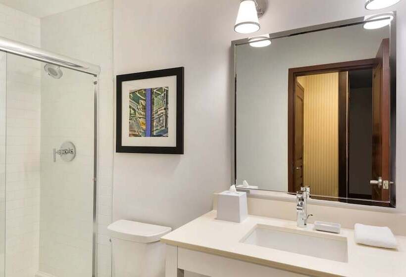 هتل Four Points By Sheraton Surrey