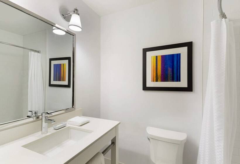 هتل Four Points By Sheraton Surrey