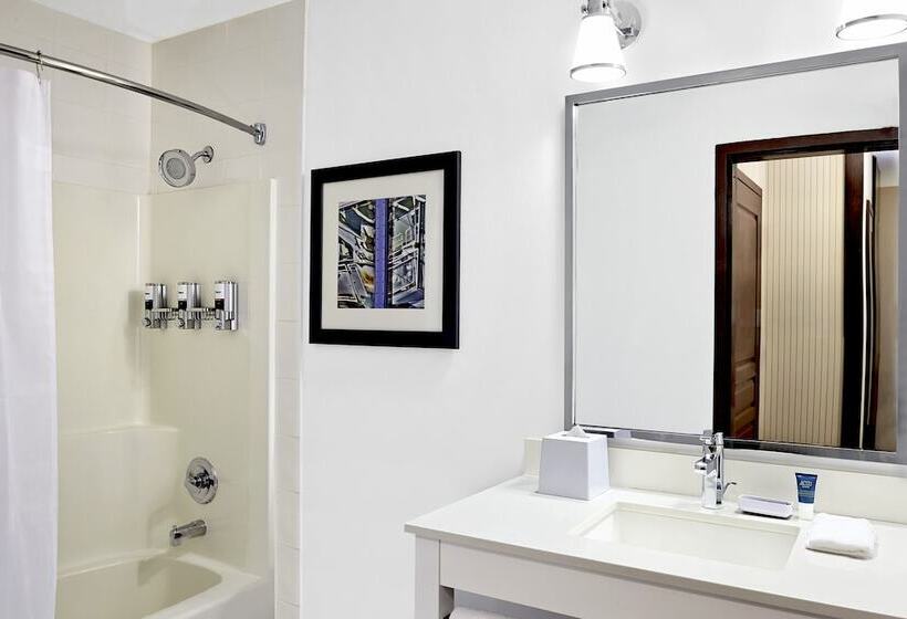 هتل Four Points By Sheraton Surrey