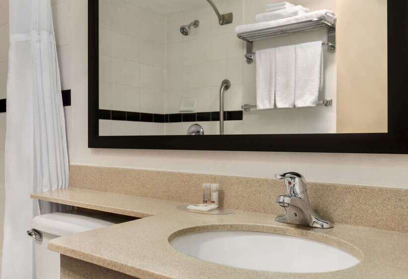 هتل Days Inn & Suites By Wyndham Moncton