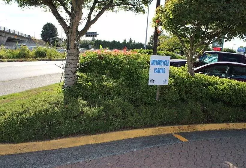 Отель Accent Inns Vancouver Airport