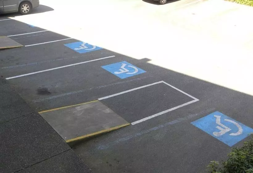 Отель Accent Inns Vancouver Airport