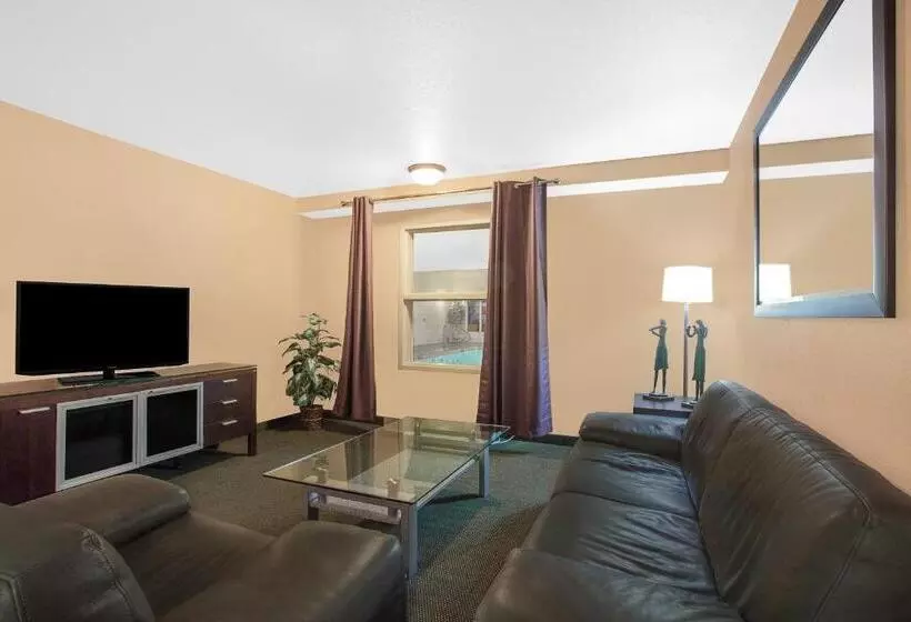 モーテル Ramada By Wyndham Cranbrook