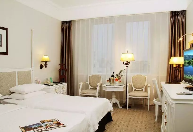 Отель Golden Coast Lawton